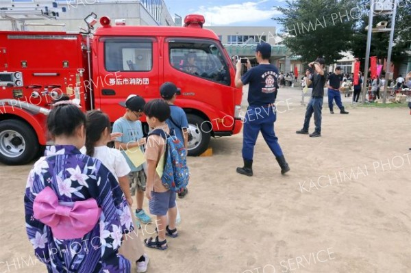 消防車も登場し人気を集めた