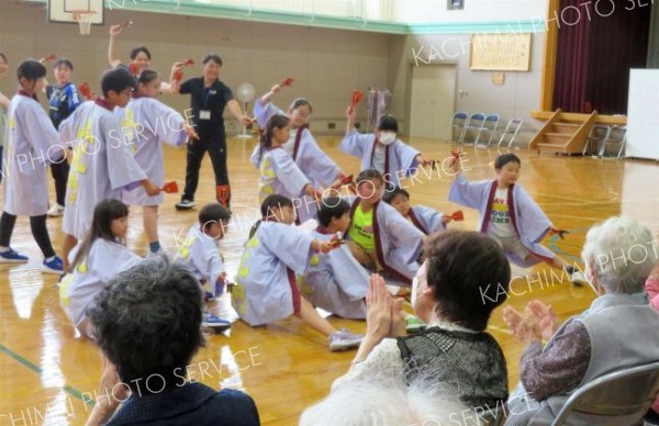 老人クラブの会員にＹＯＳＡＫＯＩソーランを披露した児童ら