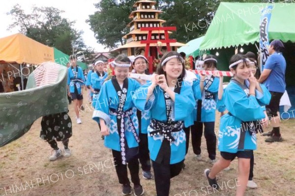 みこし渡御に名物バナナのたたき売りも　くったり秋祭り