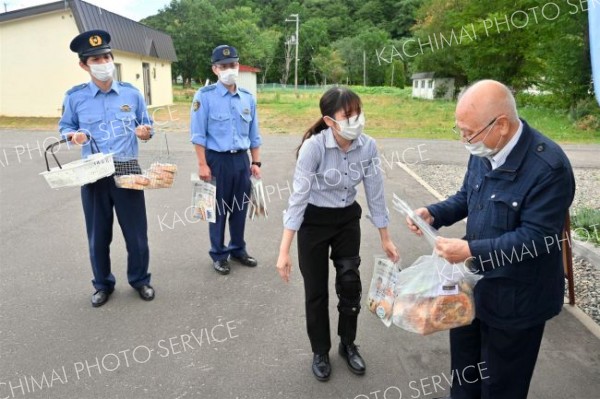 「あま～い話は蒸し（無視）パン」　広尾署が詐欺・事故防止で啓発