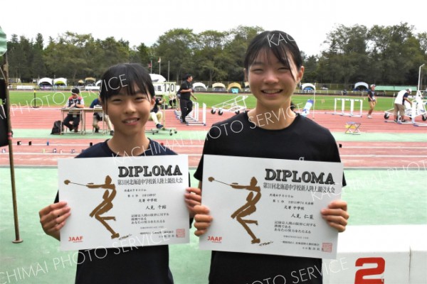 女子８００メートルを大会新で制した人見仁菜（右、足寄）と４位入賞の千結（左、同）姉妹