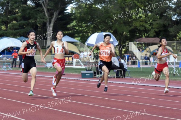 女子２年１００メートル決勝