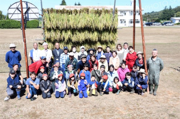 収穫を終えた児童と地域住民ら