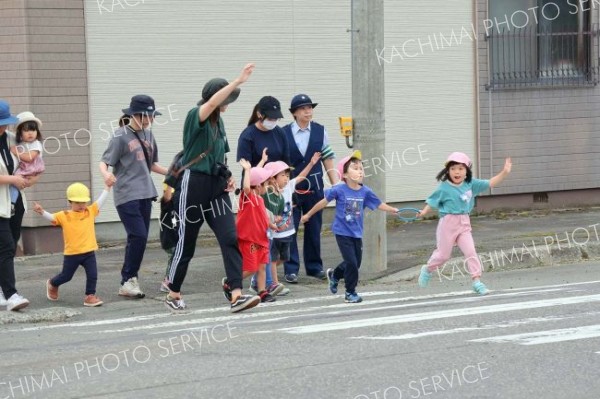 横断歩道の渡り方を学ぶ上更別幼稚園の園児たち