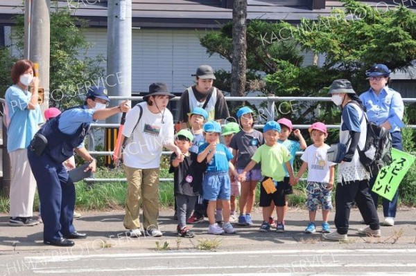 横断歩道の渡り方を学ぶ更別幼稚園の園児たち