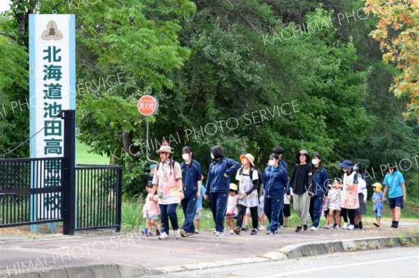 池田カトリック幼稚園園児が高校生と避難訓練