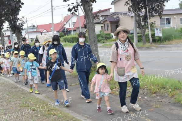 避難場所となる池田高校まで歩く園児と生徒