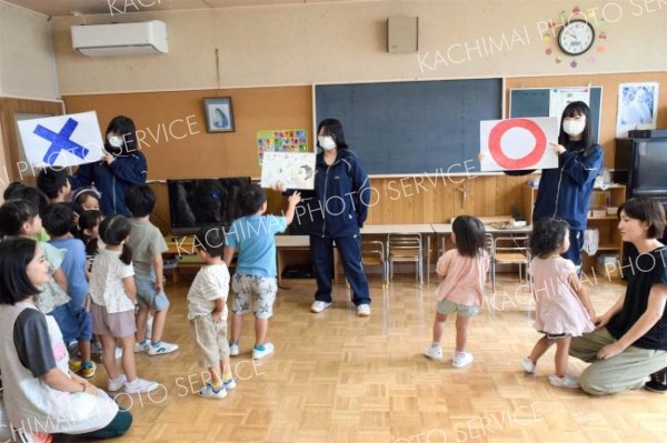 池田カトリック幼稚園園児が高校生と避難訓練 3