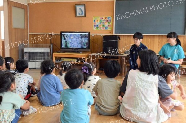 池田カトリック幼稚園園児が高校生と避難訓練 4