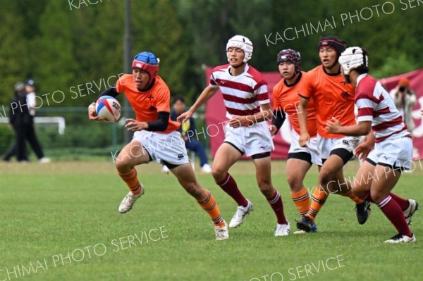 【北北海道大会１回戦・十勝合同－北見北斗】快足をとばして一気に攻め込むスタンドオフの綱藤丈琉（左、帯柏葉２年）