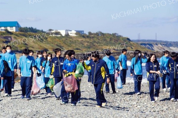 「海岸、街にごみ捨てないで」　広尾中と広尾高が合同で清掃活動