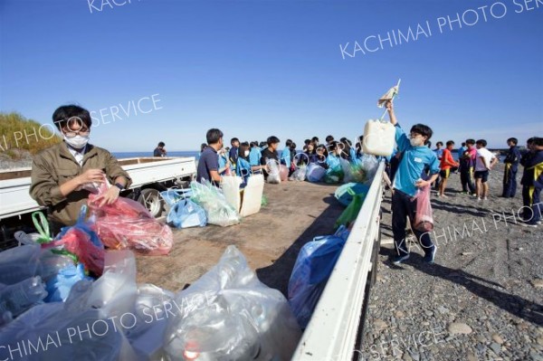 「海岸、街にごみ捨てないで」　広尾中と広尾高が合同で清掃活動 2