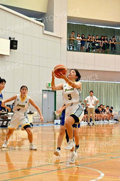 【女子決勝リーグ・白樺学園―帯南商】中に切れ込んでシュートを狙う白樺学園の（５）佐々木柚奈