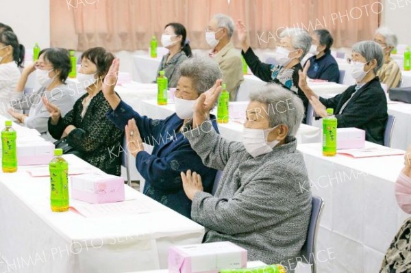 ステージに合わせ手拍子　広尾町で敬老会