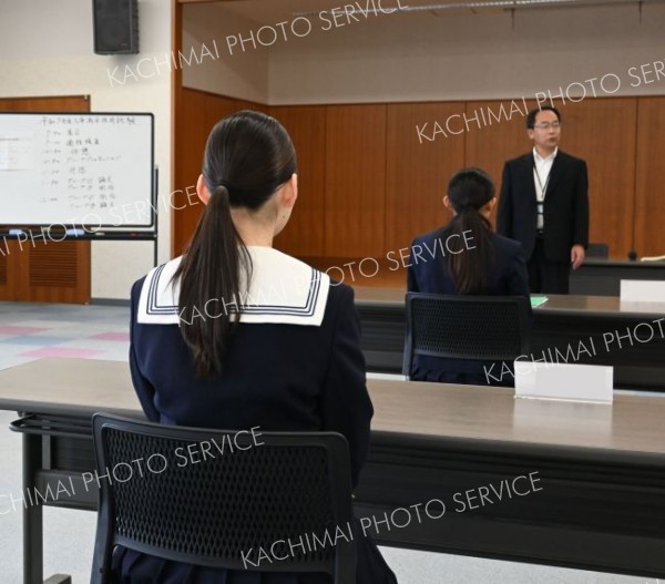 高校生の就職活動解禁　帯信金には１０人が試験に臨む