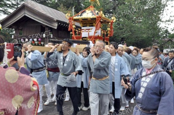 秋空に元気な掛け声　鹿追神社例大祭で神輿渡御