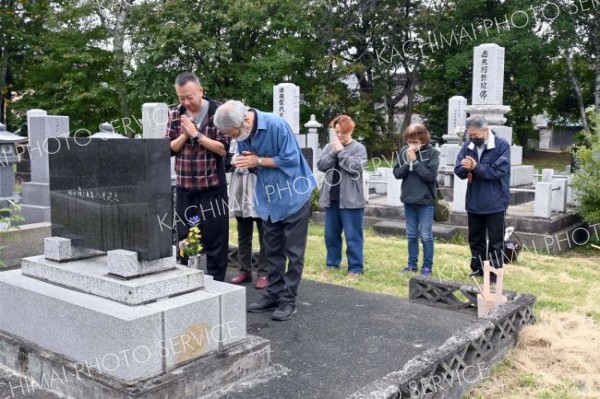 肌寒い中、家族連れらが墓参り　きょう秋分の日