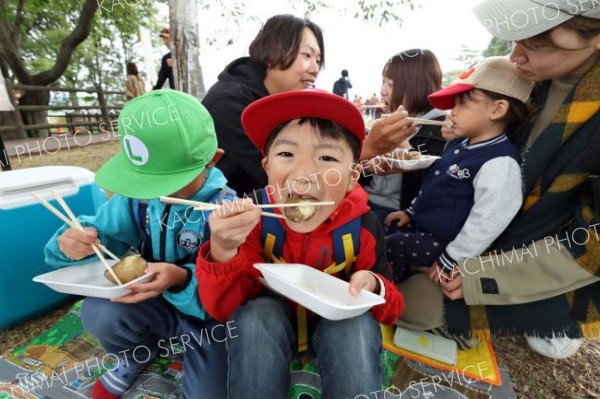 ゆでたてのメークインを?張る子供たち（２２日午前９時半ごろ、助川かおる通信員撮影）