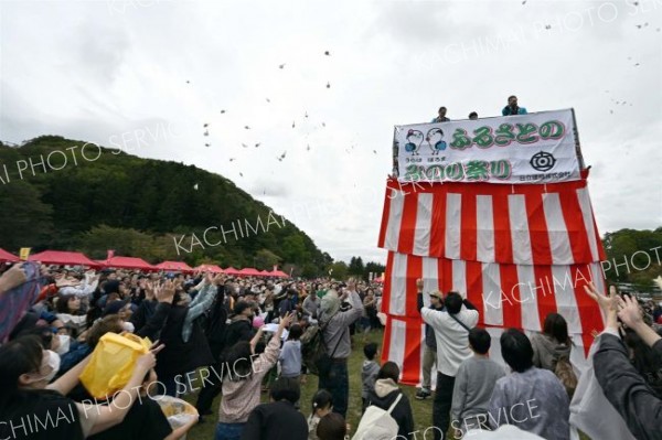 もちまきに大勢の人、秋サケや野菜の当たり券入り　浦幌でみのり祭り