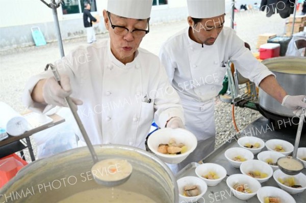 豊頃の食材をふんだんに使った「豊頃スープ」。肌寒い天候にぴったりの一品で、大勢の人が買い求めた