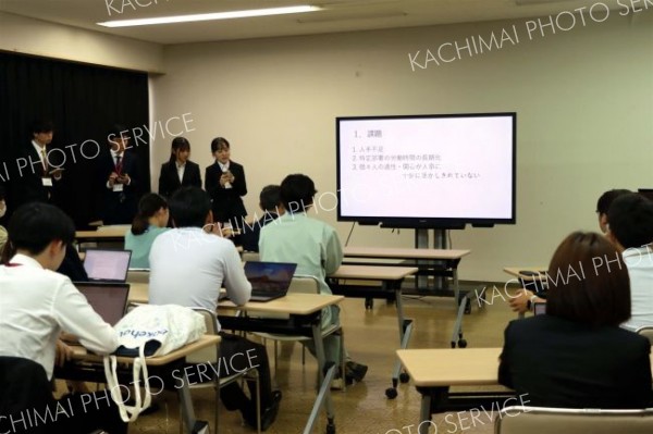 働き方改革についてアイデアを発表する早稲田大の学生