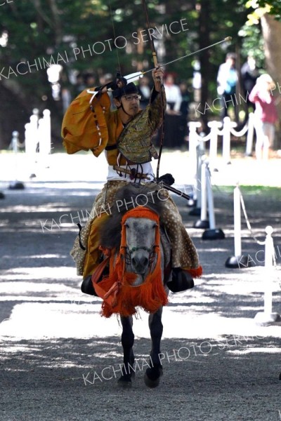 疾走する馬上から的を狙う射手（２３日午前１１時４０分ごろ、須貝拓也撮影）