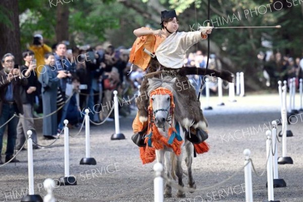 疾走する馬上から矢を放つ射手（２３日午前１１時２０分ごろ、須貝拓也撮影）