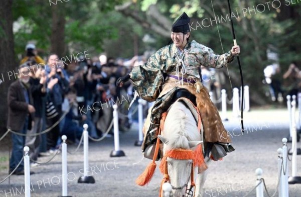 的を射った射手に参拝客から拍手が送られた（２３日午前１１時２０分ごろ、須貝拓也撮影