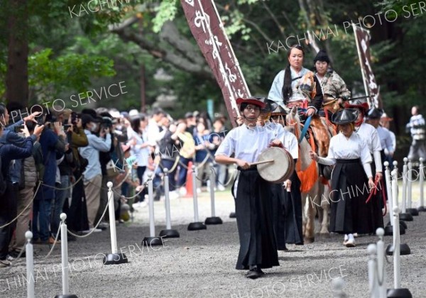 五穀豊穣を願い奉納された流鏑馬（２３日午前１１時ごろ、須貝拓也撮影）