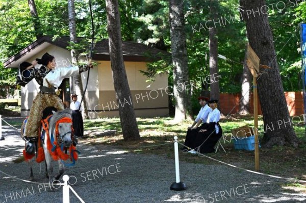 疾走する馬上から的を射る射手（２３日午前１１時５０分ごろ、須貝拓也撮影）