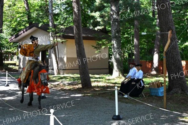 疾走する馬上から的を射る射手（２３日午前１１時５０分ごろ、須貝拓也撮影）