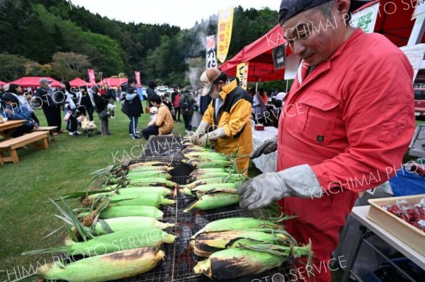 たくさんの自慢の味覚が並んだ会場