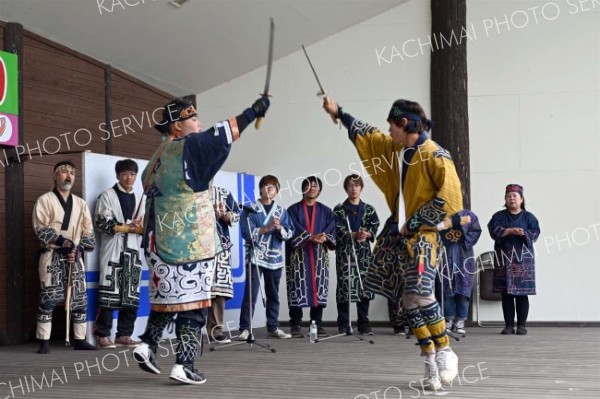 ステージで「剣の舞」を披露するラポロアイヌネイションのメンバー