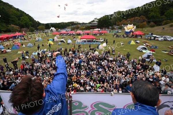 メインイベントの「みのりまき」では大勢の来場者がやぐらを囲んだ。午前と午後の計２回で約３万個がまかれ、餅を投げる側も重労働―。