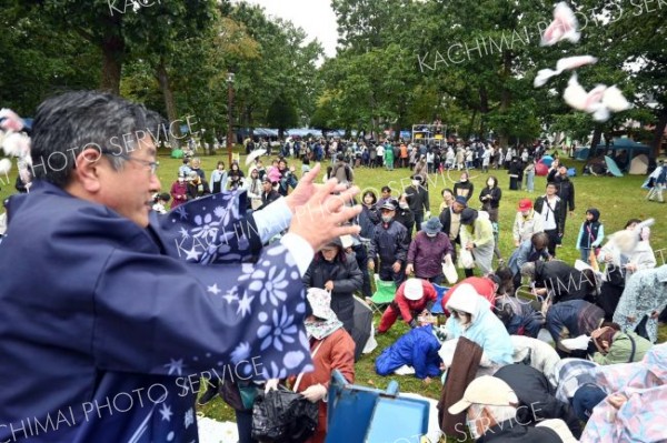 雨にも負けず、大勢が来場　大樹「柏林公園まつり」