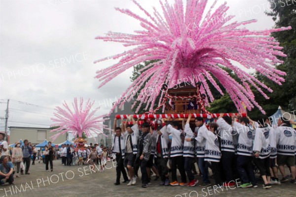 しほろ７０００人のまつりの「花みこし」、記者が担ぎ手を体験