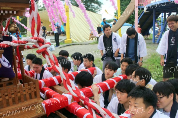 緊張した面持ちでみこしを担ぐ記者（写真中央、担ぎ手の後列左から３人目）