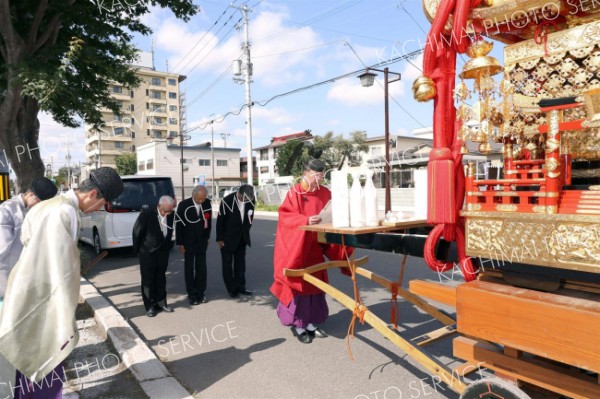 渡御（とぎょ）の途中で行われた供饌祭（きょうせんさい）の様子２４日午前１０時半ごろ、助川かおる通信員）