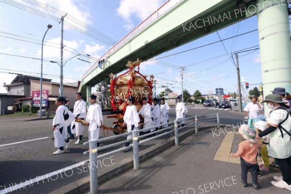 神様を乗せ市内を回るみこし（２４日午前１０時１０分ごろ、助川かおる通信員）