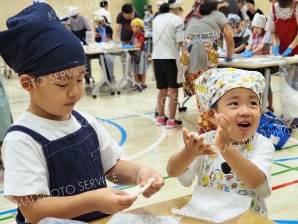 オール豊頃産食材でピザ作り　町内親子８０人が地産地消学ぶ