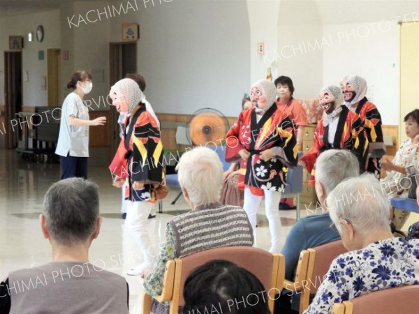 ひょっとこや昭和歌謡を披露　町民有志が町養護老人ホーム訪問　浦幌 3