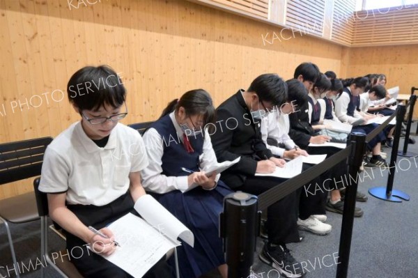 中札内中３年生が模擬議会　村議会傍聴「質疑難しそう」