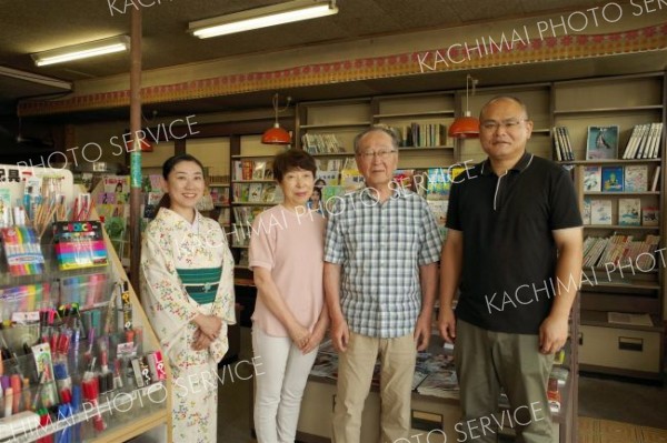 創業９１年の足寄・村上書店、移住の夫妻に承継「嫁がせる気持ち」