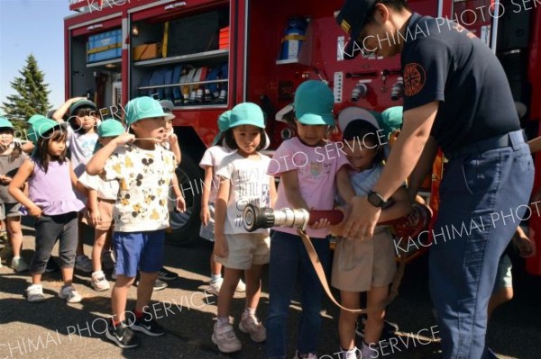 放水体験や車両見学　池田町内の幼年消防クラブ