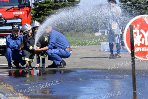 放水体験や車両見学　池田町内の幼年消防クラブ 4