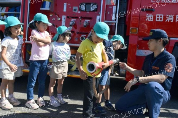 放水体験や車両見学　池田町内の幼年消防クラブ 5