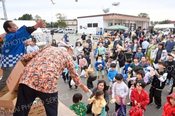 「モーモー綱引き」や菓子まきで盛り上がる　ＪＡひろお感謝祭 3