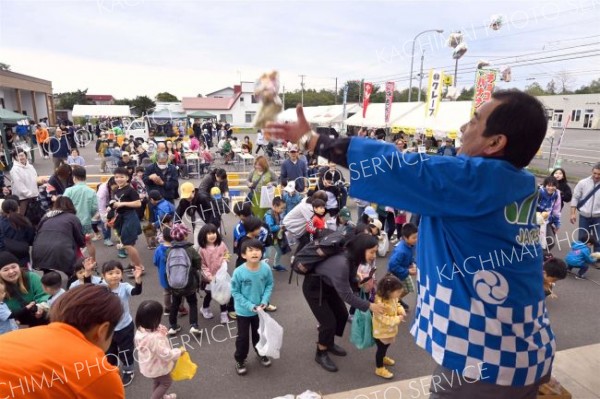 「モーモー綱引き」や菓子まきで盛り上がる　ＪＡひろお感謝祭 4