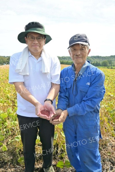 ２０２４年産の新小豆を手に