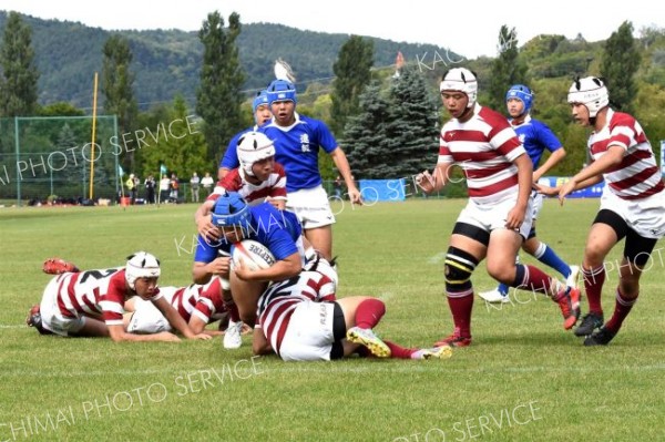 【北大会準決勝・遠軽―北見北斗】遠軽（青ユニホーム）は前半１９分、上村寛大（中央手前）が突進力を生かしてゴールに飛び込み、トライ。２２―０と突き放す。奥はサポートに入る朝倉叶兜